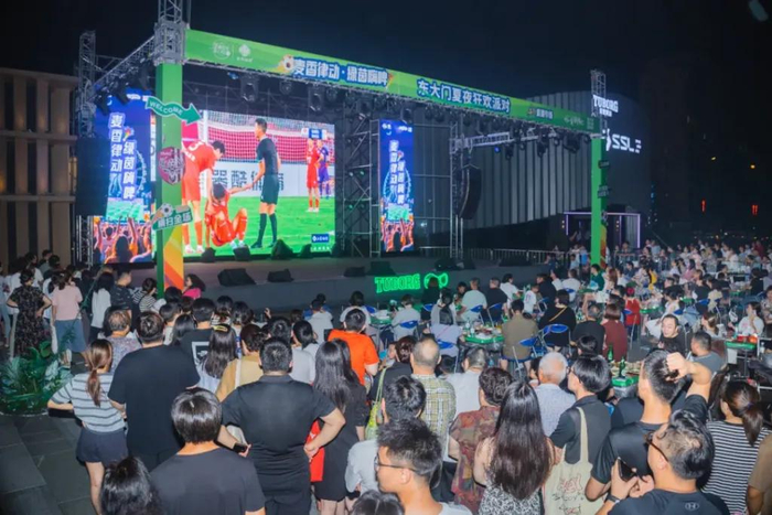 盐城队主场对战常州队比赛期间，“第二现场”热闹非凡。 图片来源：“盐城发布”微信公众号