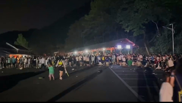 游客漂流后滞留至深夜。视频截图