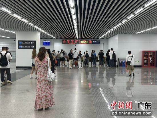 乘客在6号城际专用检票口检票。王晨 摄