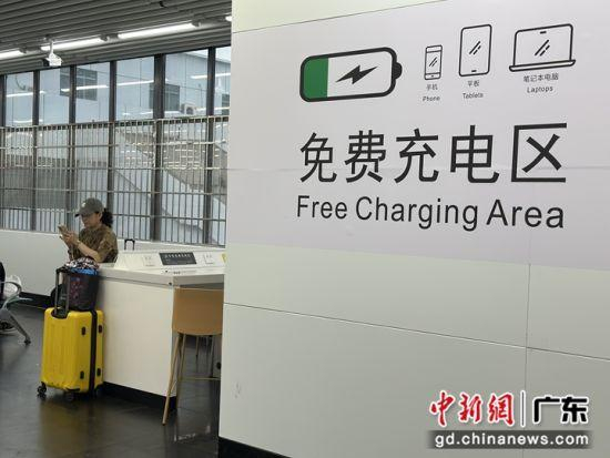 一名乘客在候车室免费充电区充电。王晨 摄