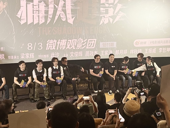 首映礼现场，主创齐齐亮相，梁家辉在镜头前摆出大佬造型