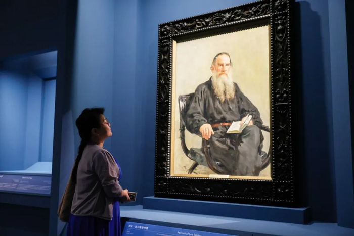 国家博物馆“涅瓦河畔的遐思——列宾艺术特展”现场，一名观众正在《列夫·托尔斯泰肖像》前驻足观看。国家博物馆 图