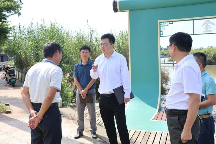 康忠贤在高山社区检查指导基孔肯雅热防控工作。