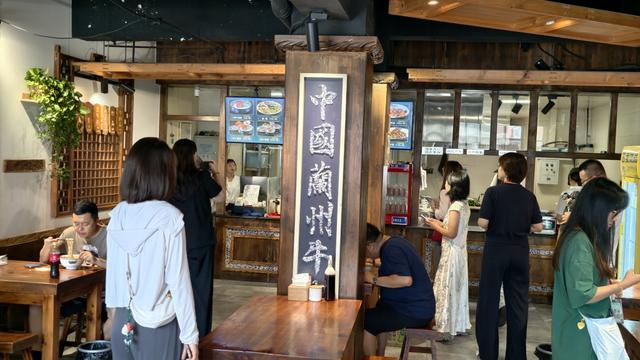 8月3日临近中午，呼和浩特古麦优品兰州牛肉面一家门店里顾客川流不息。 澎湃新闻记者 王岱玉 图