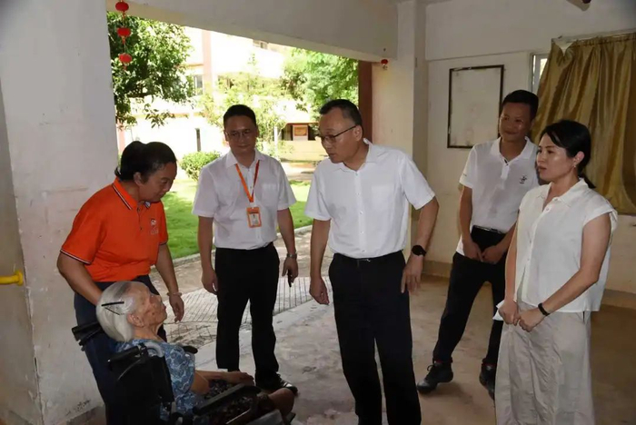 朱军到三江镇敬老院调研养老、医疗等民生服务保障工作。