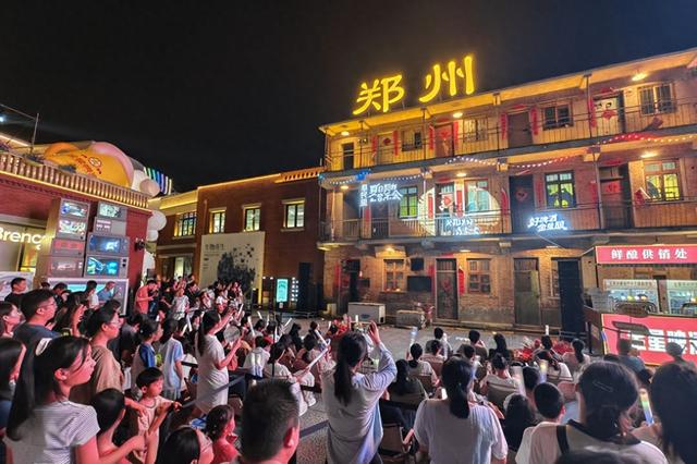 8月2日晚，阜民里夏日阳台音乐会吸引众多市民前来打卡拍照 本报记者 马健 摄