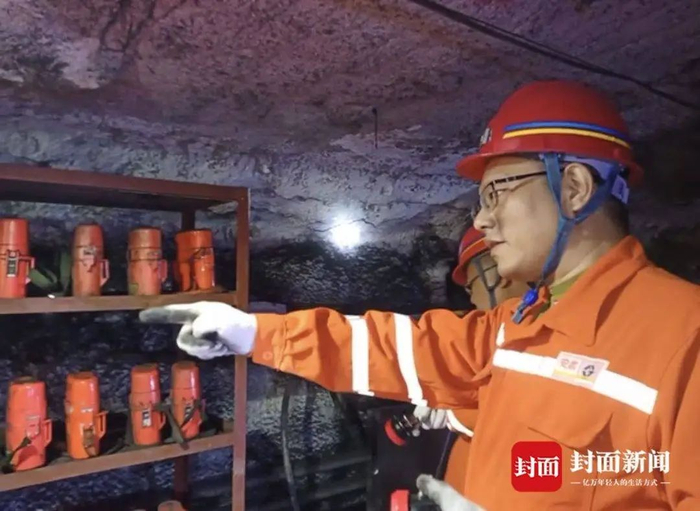 中央安全生产考核巡查第二十一组的专家在兴隆煤矿永久避难硐室检查。封面新闻记者 卢荡 摄