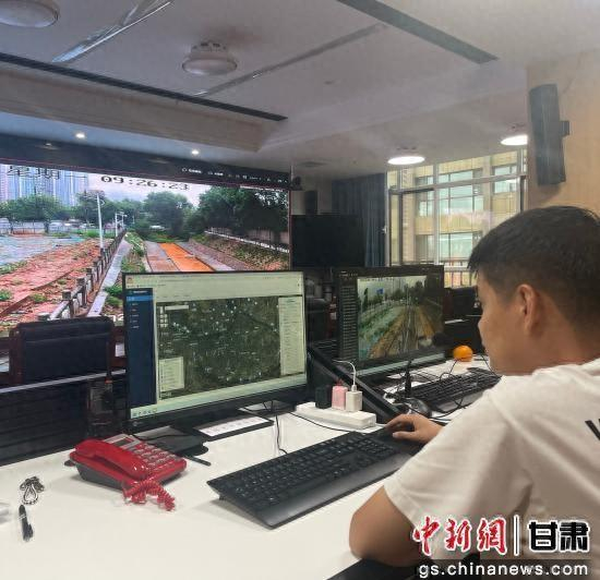 图为城关区水务局工作人员通过监控大屏实时监测河洪道情况。城关区官方供图
