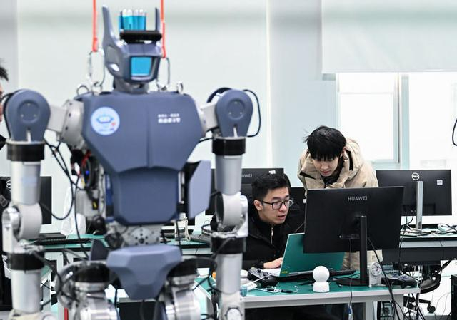 2025年2月24日，武汉格蓝若智能技术股份有限公司的研发团队成员在调试人形机器人。新华社记者 杜子璇 摄