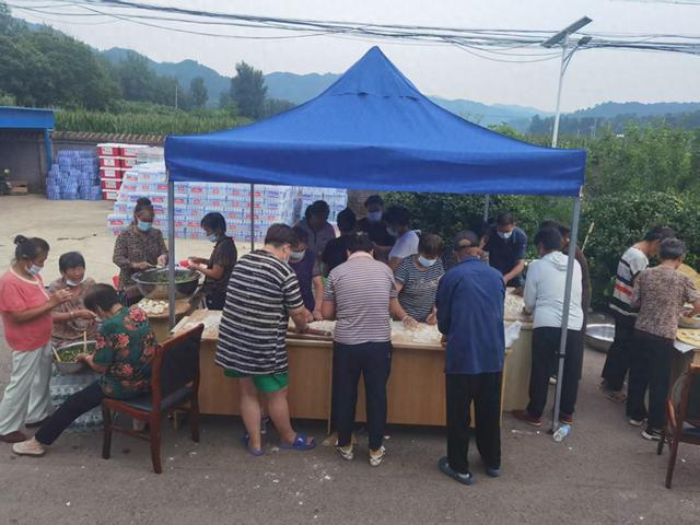 密云区冯家峪村安置点今日吃上了饺子。密云区委宣传部供图