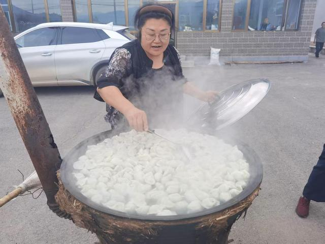 密云区冯家峪村安置点今日吃上了饺子。密云区委宣传部供图