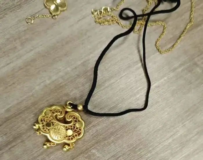 消费者购买的沙金饰品。受访者供图