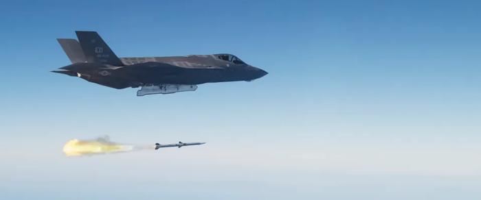 F-35战机发射AIM-120美军