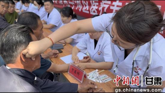 图为中医为村民把脉、针灸。
