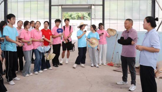图为志愿者们与基地负责人交流。 长江师范学院供图