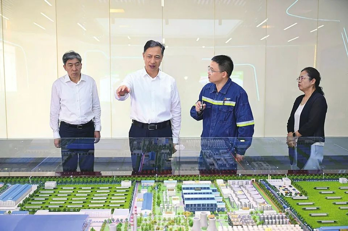 ▲8月3日，省长卢东亮来到国电投山西铝业公司，详细了解企业氧化铝产业转型升级、稀有金属提取开发等情况。