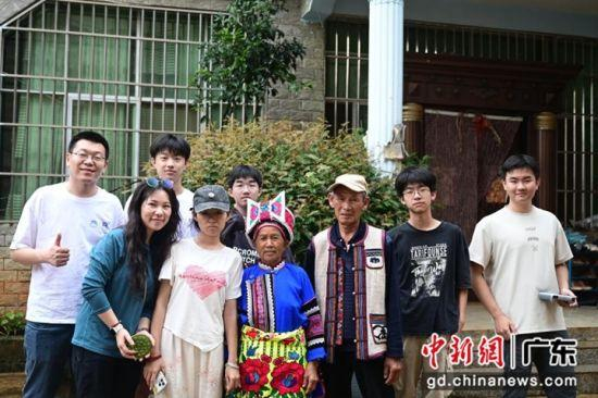 “云鲤筑梦”队成员与烟农的合影。通讯员 供图