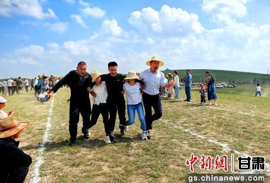 图为五人六足赛。杨蕊 摄