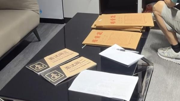 7月，成都警方查获的诈骗团伙作案现场物证。四川省成都市公安局供图