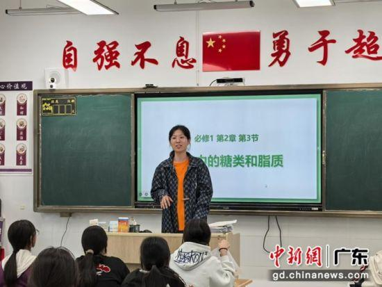 华南理工大学“云鲤筑梦队”队员王雯欣在研学活动授课。通讯员 供图