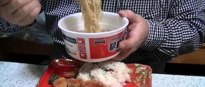 大爷手握上亿存款，退休回乡下！他想得挺美，结果离开妻子啥也不会，整天吃泡面...