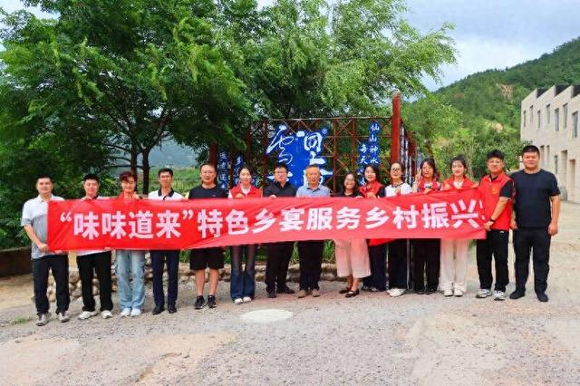 “味味道来”志愿服务队合照。青岛酒店管理职业技术学院供图