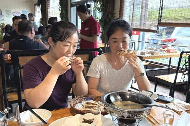 食客正品尝徐水特色驴肉火烧。崔联联/摄