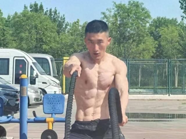 天津特警王俊鹏在日常训练中。天津市公安局供图