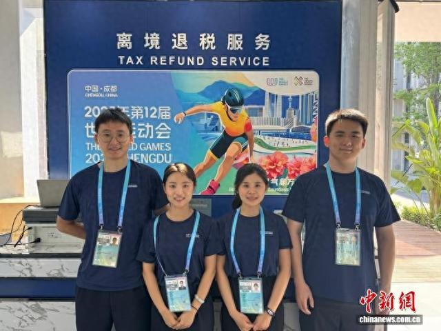 成都税务双语志愿者们。成都税务供图