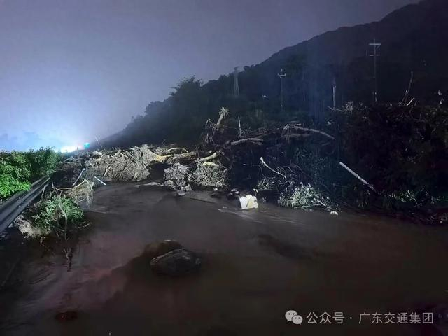广佛肇高速突发线外泥石流现场。“广东交通集团”微信公号 图