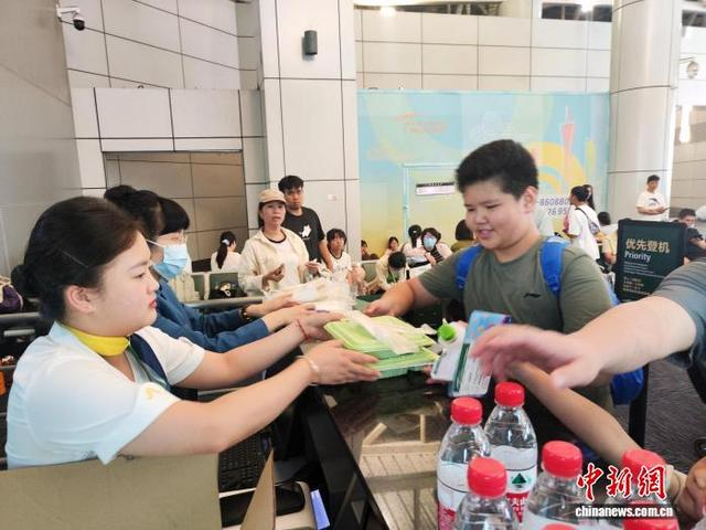 广州白云机场启动航班大面积延误应急处置橙色响应，图为机场工作人员会旅客提供服务。白云机场 供图
