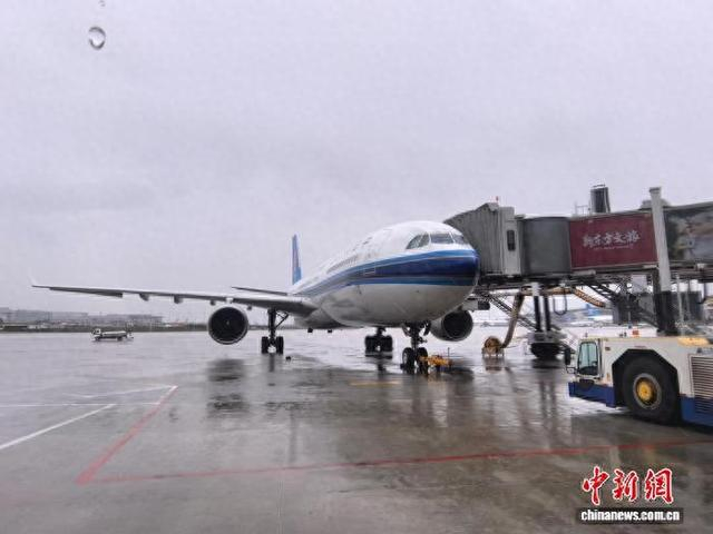 广州暴雨持续，广州白云机场启动航班大面积延误应急处置橙色响应。白云机场 供图