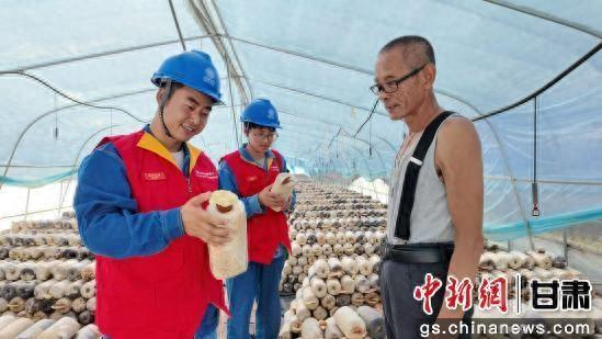 图为国网庆阳供电公司工作人员上门服务。国网庆阳供电公司供图