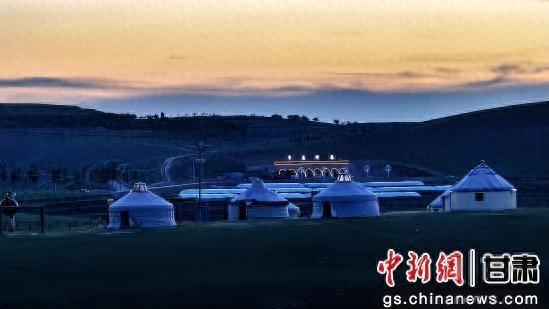 盛夏时节，庆阳环县小南沟乡，当地的农文旅融合体验活动在杨胡套子草原举办。杨蕊 摄
