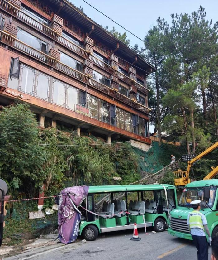 观光车刹车失灵撞上路边山体