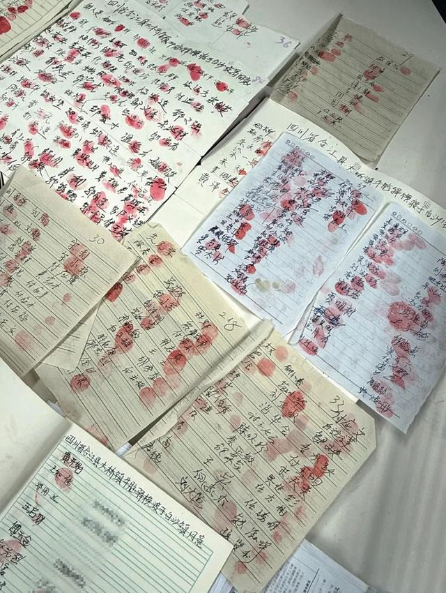 渡口两岸群众联合签名，强烈呼吁恢复渡船。（图/张兵）