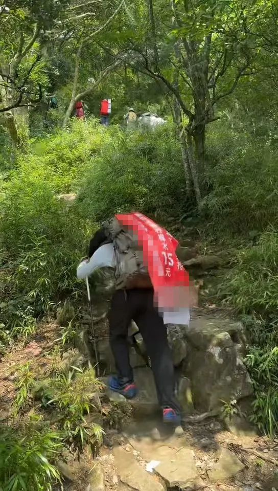 △近日一位湖南用户发视频称自己背负近40公斤重的饮品爬武功山，并沿途售卖。图/受访者提供