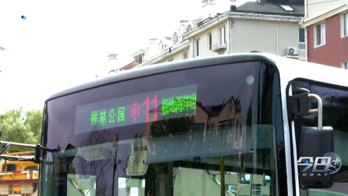青岛11路公交车上这一幕,监控都记录了下来