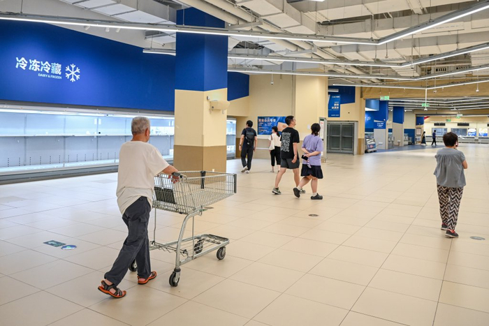 店内绝大部分货架已清空，显得有点冷清。