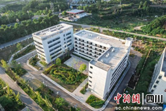 俯瞰营山县光荣院。彭传桁 摄