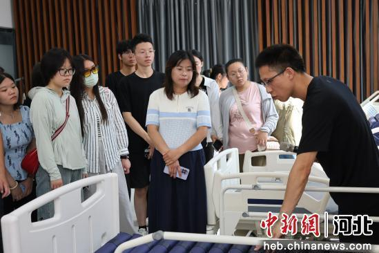 在景县一生产医疗器械公司，工作人员在向学生们进行公司产品性能的展示。 孙瑞聪 摄
