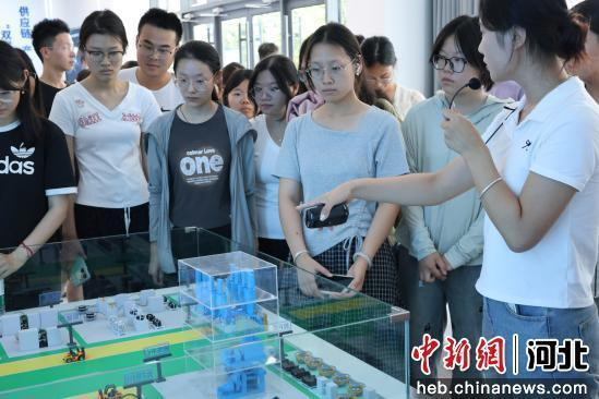 工作人员在向学生们讲解企业数字化转型应用场景。 孙瑞聪 摄