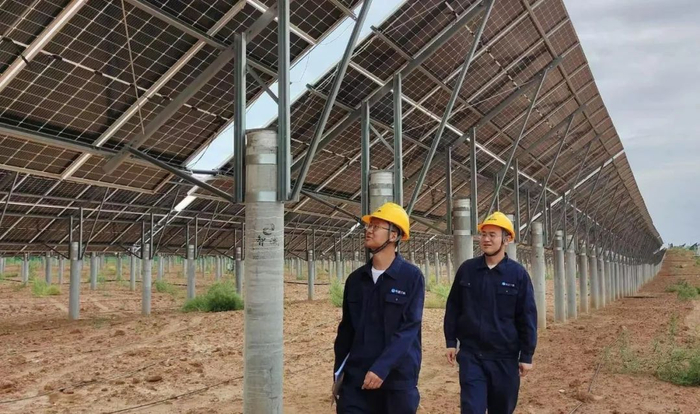 ▲ 库布其基地项目运维人员对光伏场区进行巡检。
