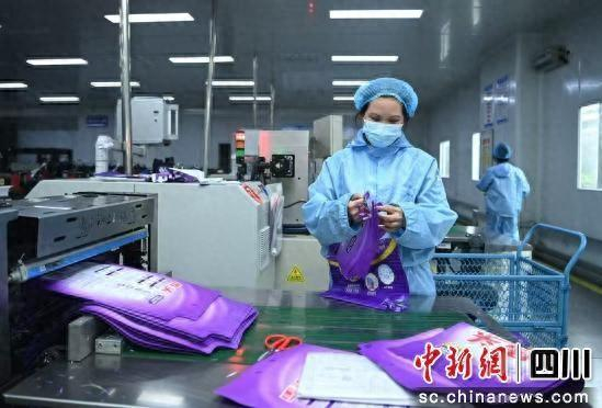 工人正在赶制订单。周亮 摄