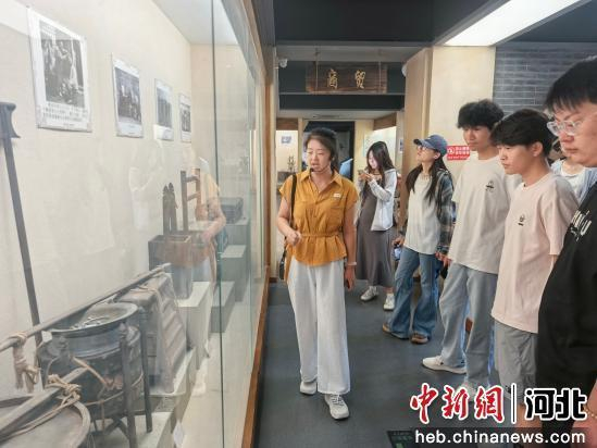 在景州民俗馆，工作人员在向学生们介绍馆内藏品及相关民俗文化。 孙瑞聪 摄