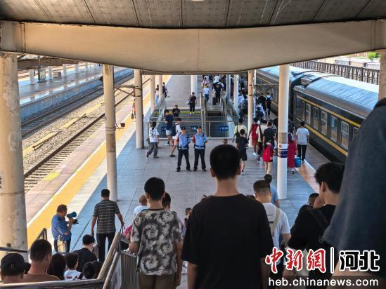 图为石家庄铁路公安处邯郸站派出所民警在站台执勤。 刘焱 摄