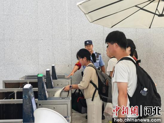 图为石家庄铁路公安处邯郸站派出所民警在检票口引导旅客有序检票。 刘焱 摄