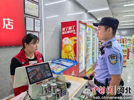 图为石家庄铁路公安处邯郸站派出所民警检查车站经营性场所。 刘焱 摄
