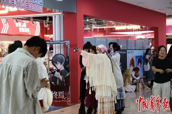 7月12日，改造成二次元商圈的郑州大上海城，年轻人在一起合影。焦晶娴/摄