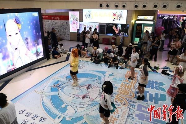 7月12日，改造成二次元商圈的郑州大上海城内，年轻人在跳随机舞蹈。焦晶娴/摄